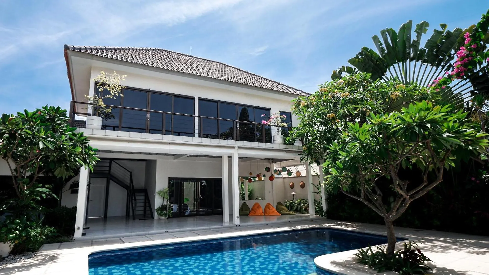 Contacten van Comfortable 5 Bedroom Villa In Seminyak By Nami Bali